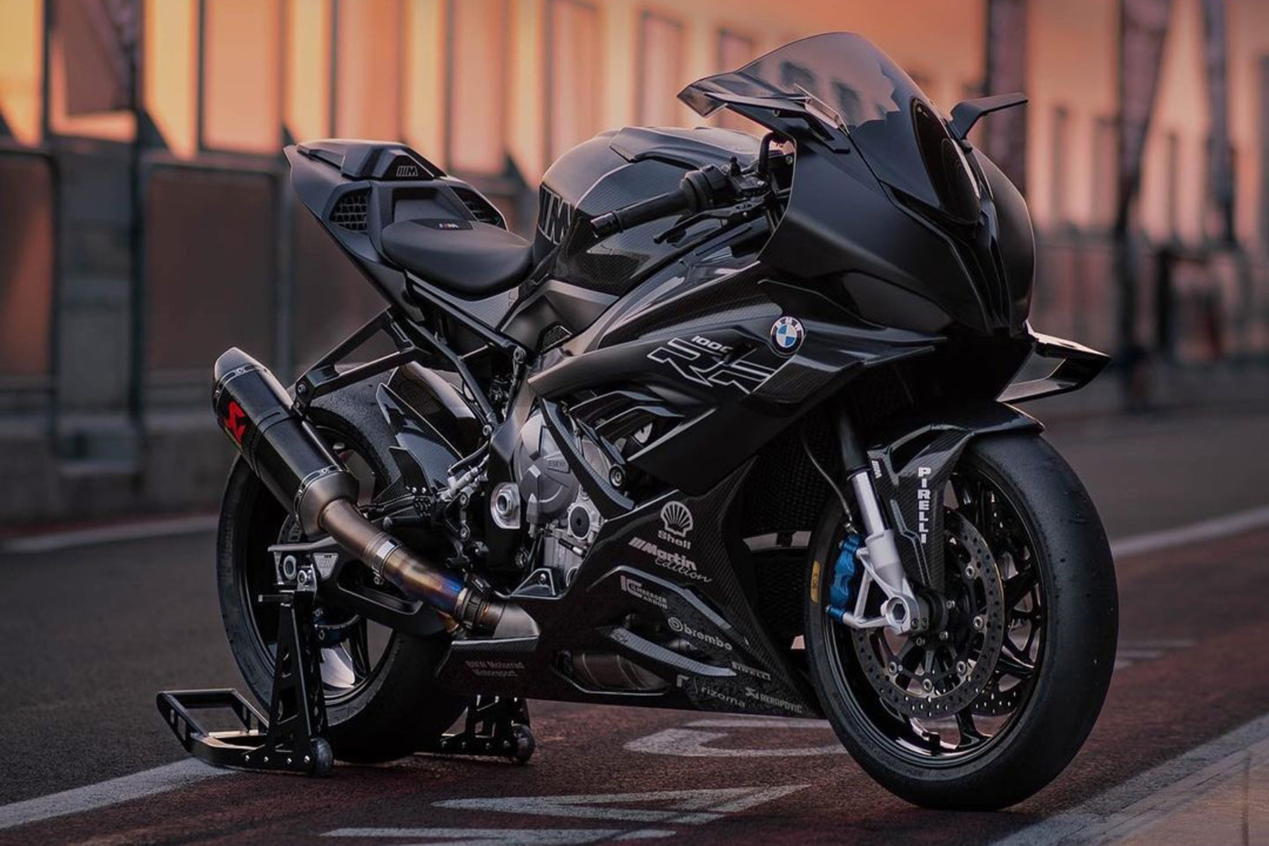 -Martin_Black_Edition_1000RR_00.jpg