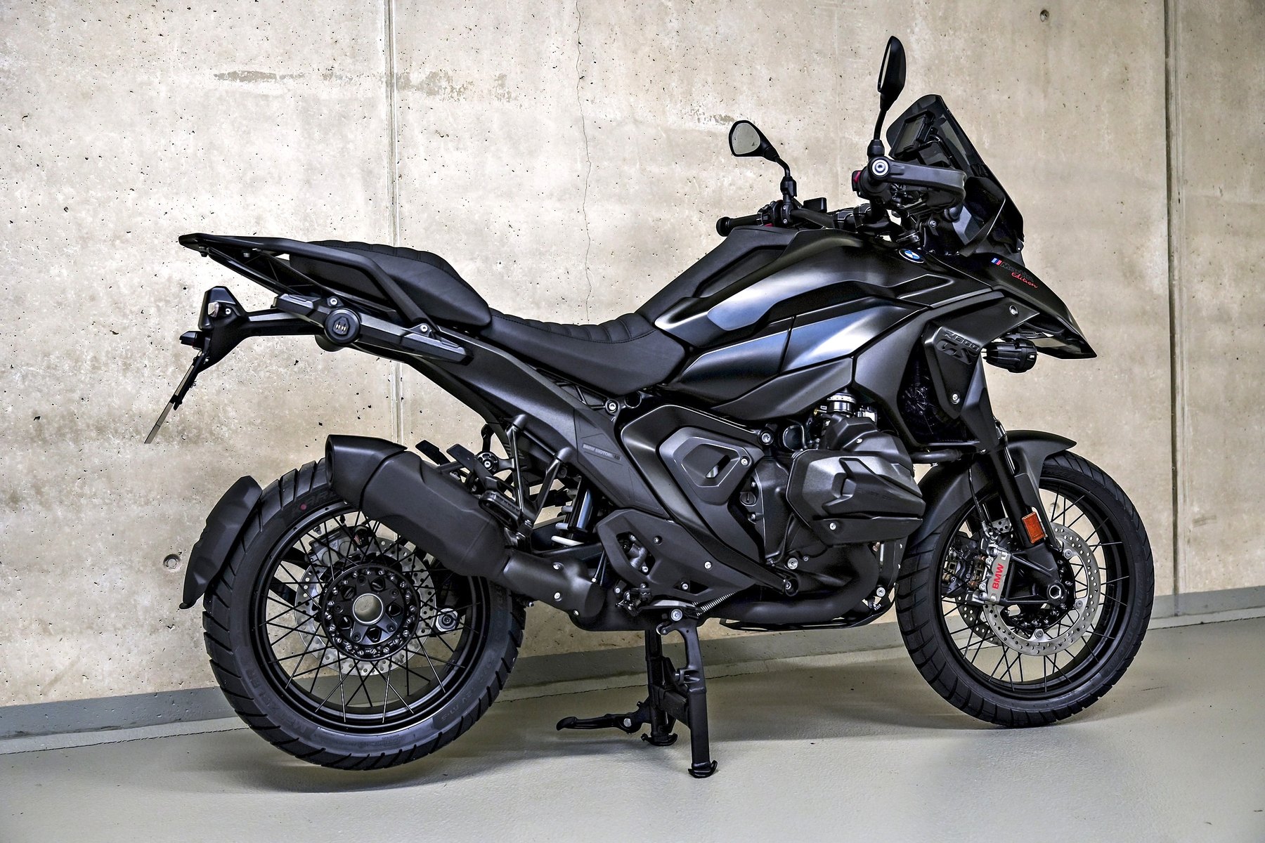 --BMW_R_1300_GS_Martin_Edition_Black_2_Unterfahrschutz_GEL_Sitzbank.jpg