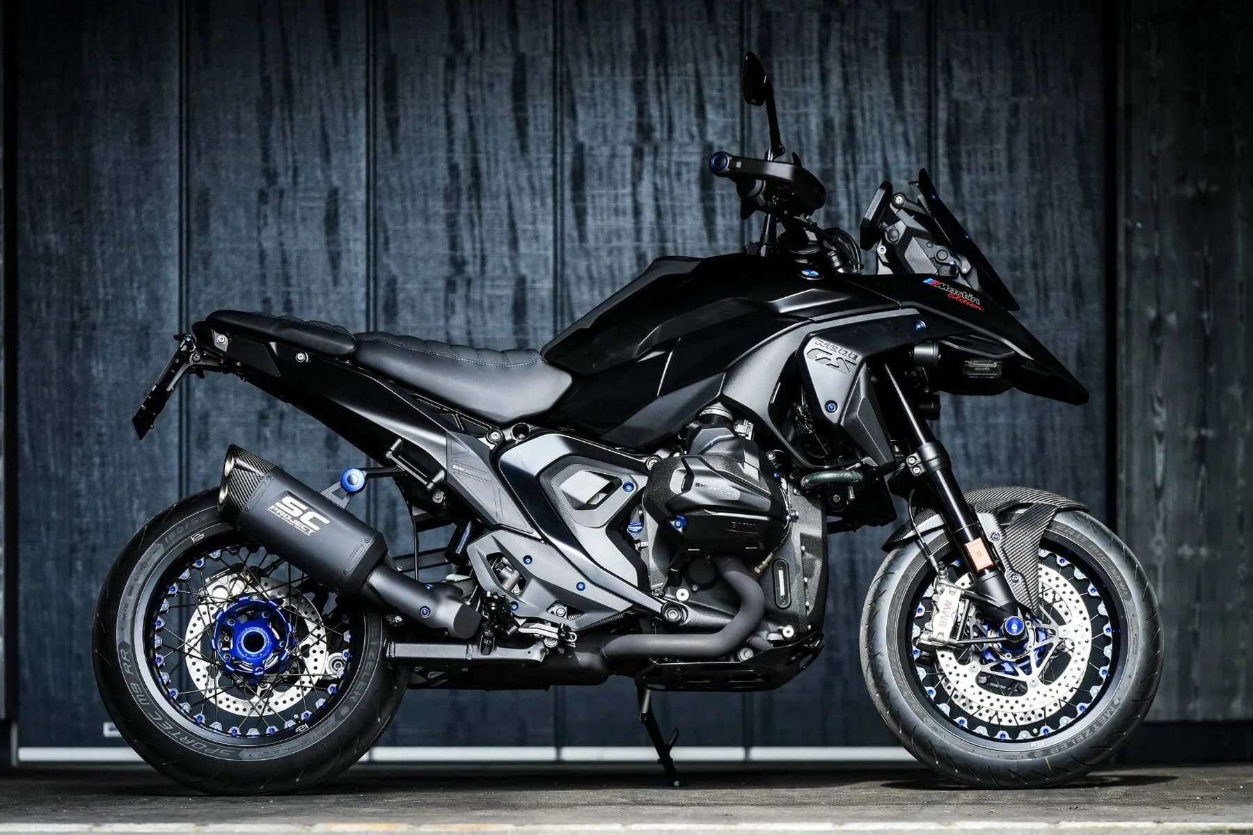 --BMW_R_1300_GS_Martin_Edition_Supermoto_1_SC-Project_Auspuff_schwarz.jpg