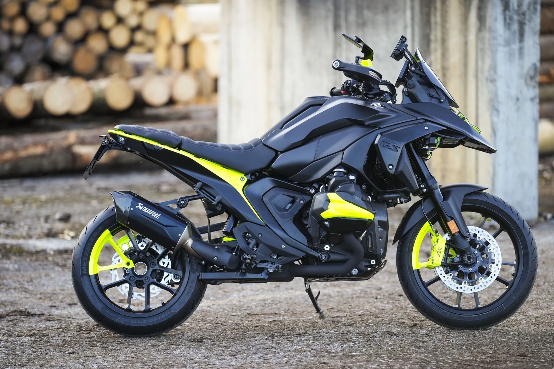 --BMW_R_1300_GS_Martin_Edition_Supermoto_Neon_1_Akrapovic_Auspuff.jpg