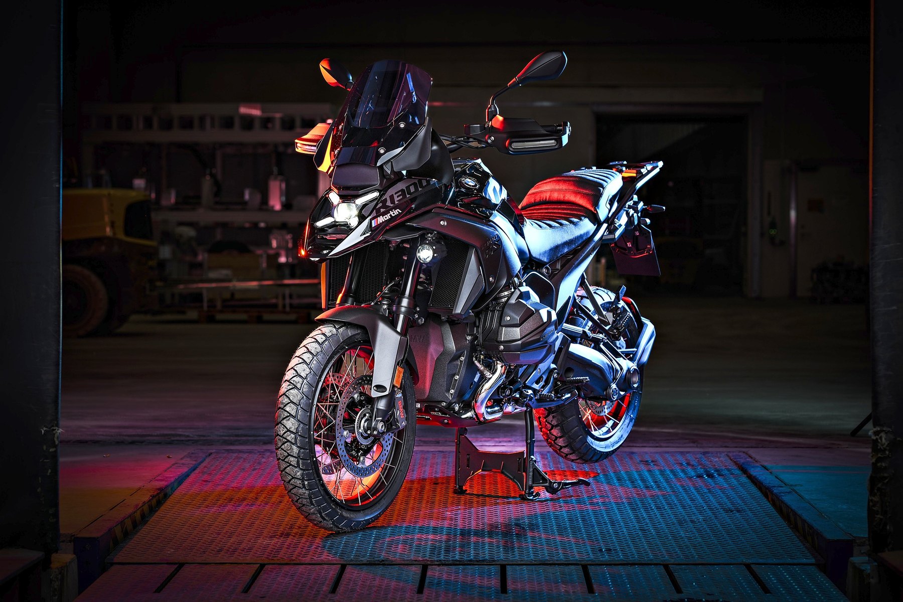 --BMW_R_1300_GS_Martin_Edition_Triple_Black_1_Auspuff_schwarz_matt.jpg