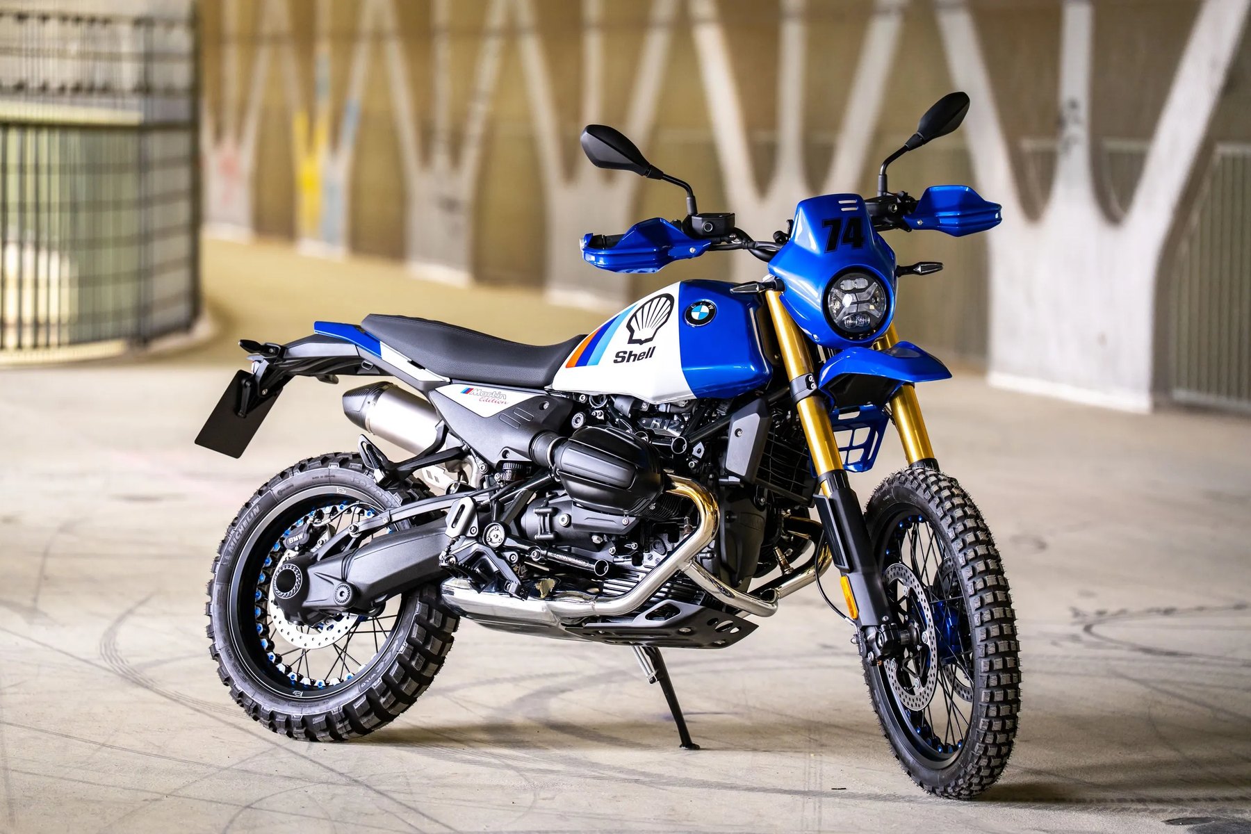 -BMW_R_12_GS_Martin_Edition_Rallye_Dakar_Blue_1_Arrow_Indy_Race_Titan_Auspuff.jpg