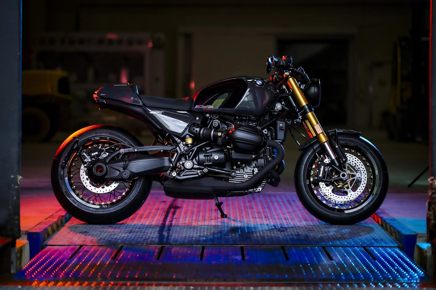 -BMW_R_12_nineT_Martin_Edition_Grey_2_Kineo_Speichenfelgen_Rizoma_Kennzeichenhalter.jpg