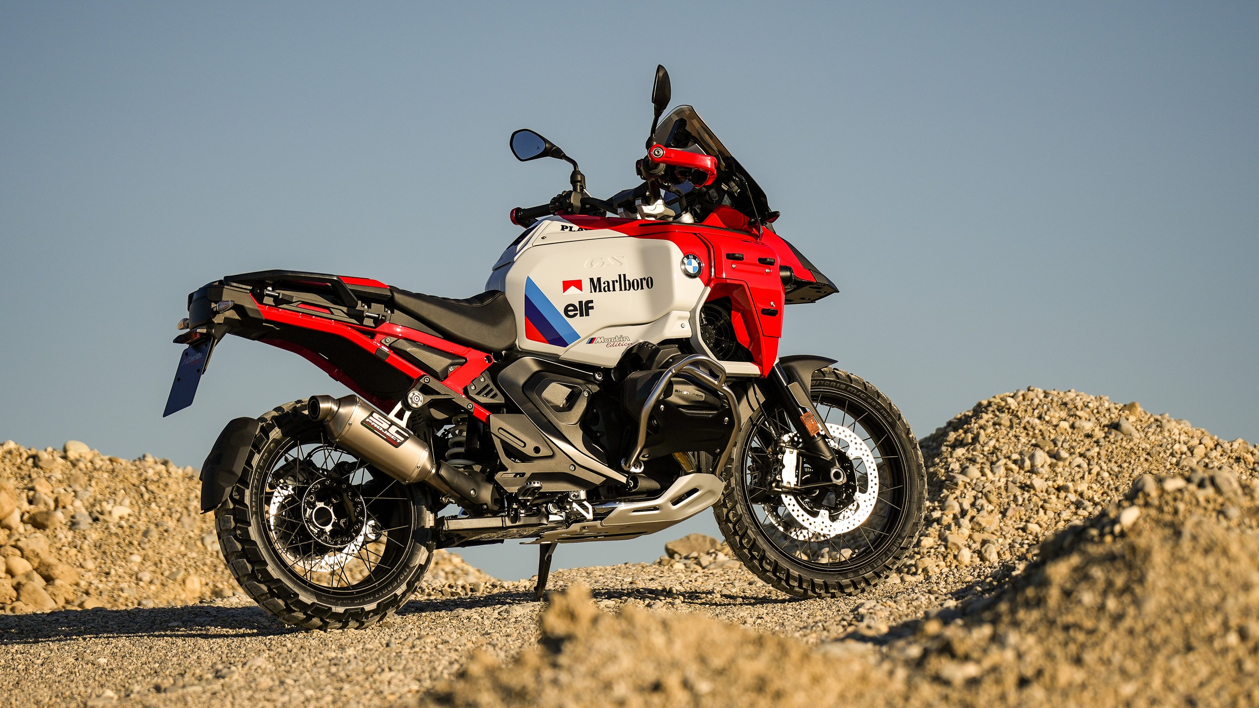 BMW R 1300 GS Adventure Martin Edition Rallye Dakar im Seitenprofil vor blauem Himmel